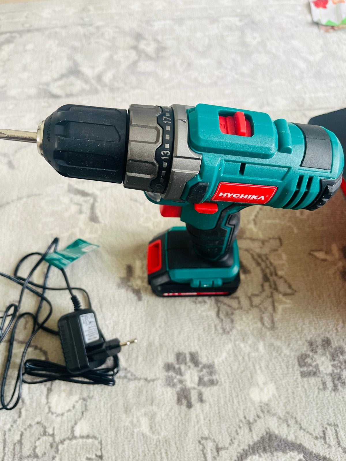 Hychika Accuboormachine met oplader, Ophalen, Variabele snelheid, Minder dan 400 watt, Zo goed als nieuw