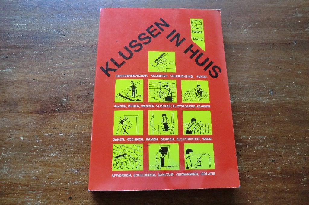 boek - Klussen in huis - 1986 teleac, Ophalen of Verzenden, Gelezen, Klussen