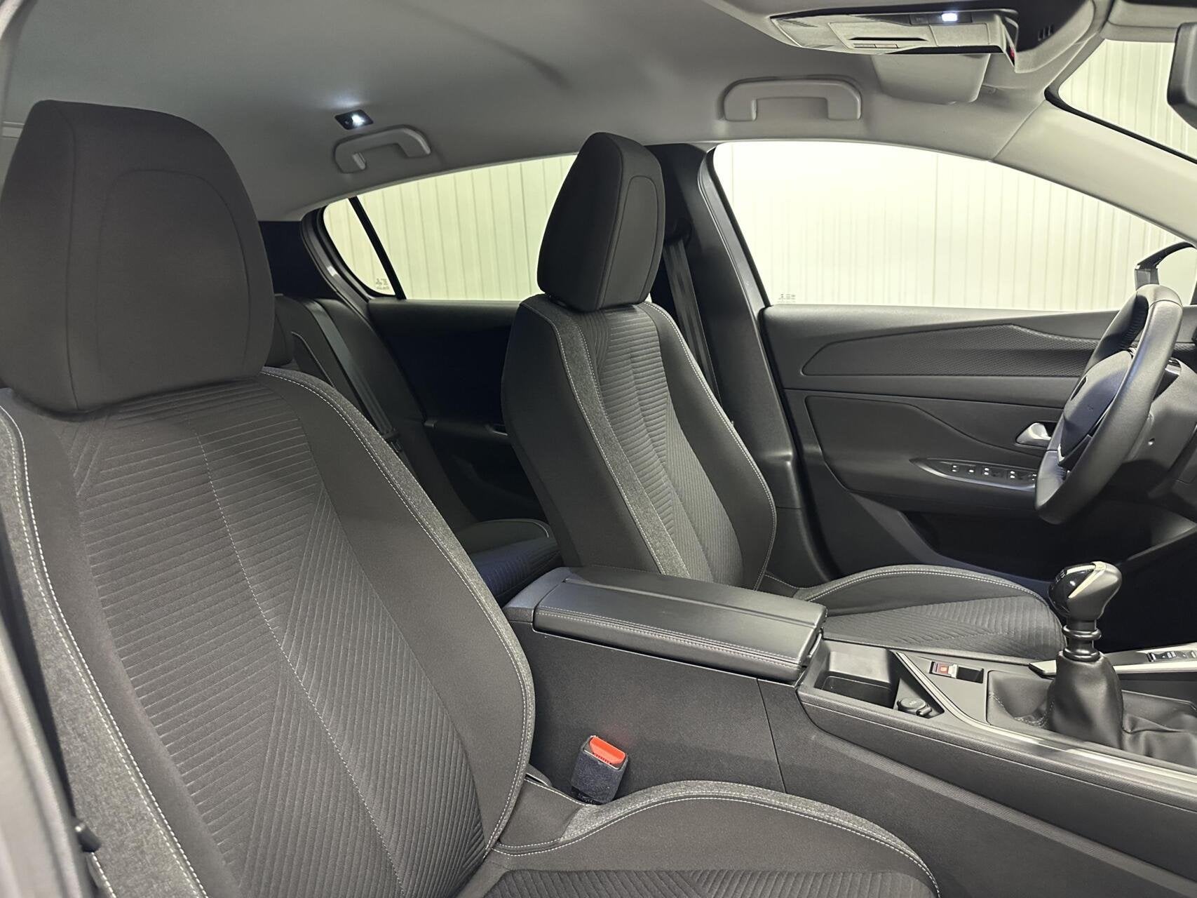 Foto 12 van Peugeot 308 1.2 PureTech Active Pack Business CARPLAY NAVI C