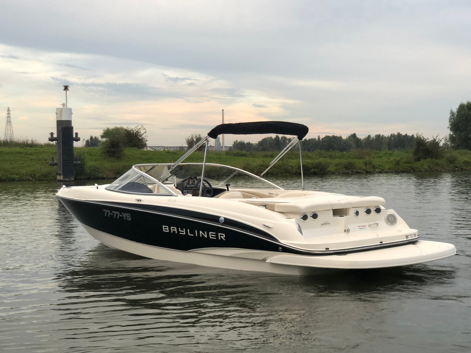 Unieke en nette bayliner 235 300 pk v8 incl kalf trailer, 1.95 meter, Binnenboordmotor, Ophalen of Verzenden, Zo goed als nieuw