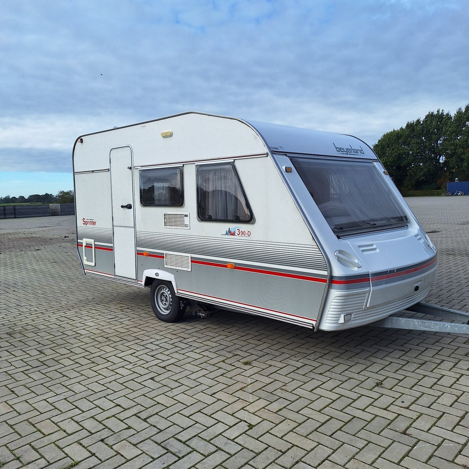 Beyerland Sprinter 390D, Voortent, Mover, 1e Eigenaar, Omvormbare zithoek, Bedrijf, Treinzit, 750 - 1000 kg
