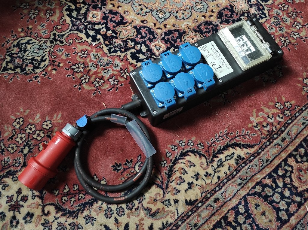 Krachtstroomverdeler CEE 3x16A naar 6x schuko, Ophalen of Verzenden, Gebruikt, Kabel of Snoer