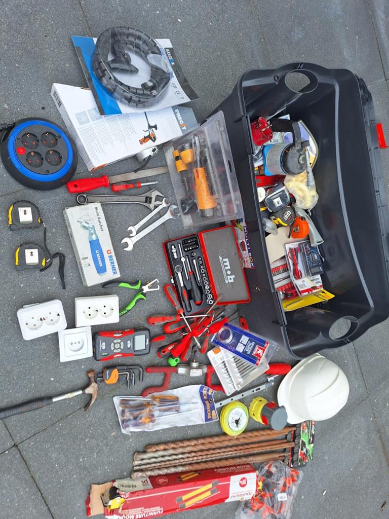 Grote curver box met gereedschap en onderdelen, Doe-het-zelf en Verbouw, Gereedschapskisten, Ophalen