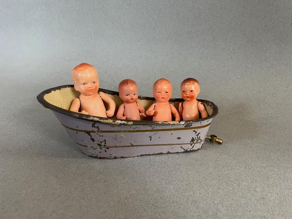 Antiek blikken badje met vier antieke steengoedpopjes, Antiek en Kunst, Ophalen of Verzenden