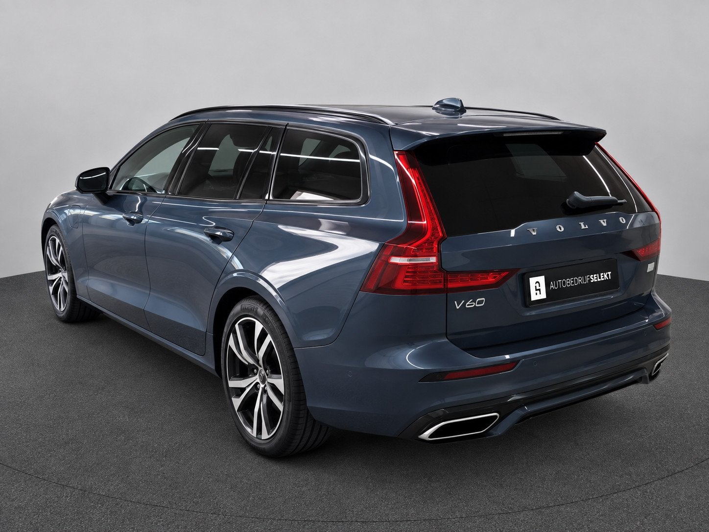 Volvo V60 2.0 T6 Recharge AWD R-Design | SOH 97% | Pano | Me, Dealer onderhouden, Gebruikt, 4 cilinders, Blauw