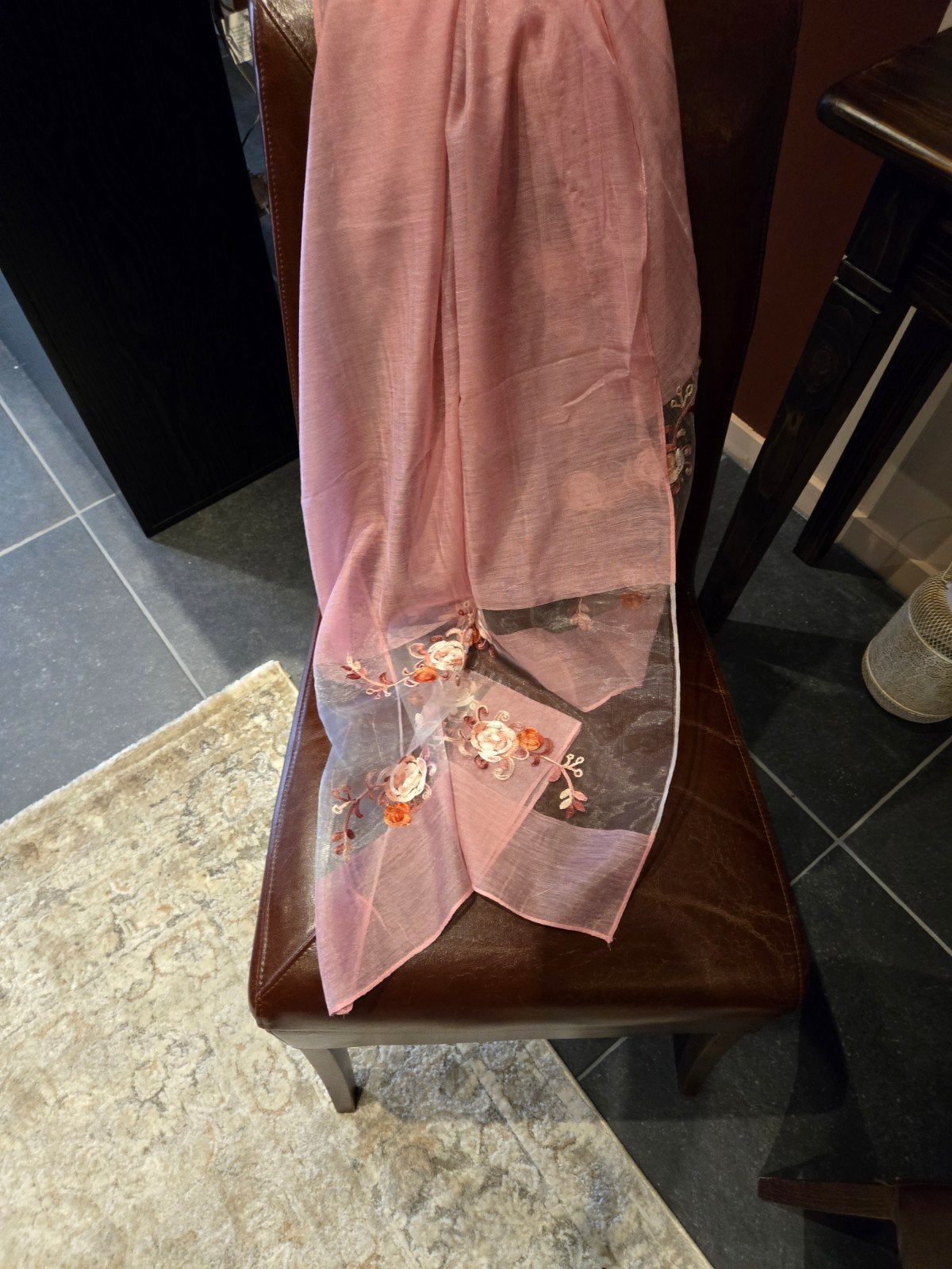 Machtig mooie zijden sjaal - Nieuw binnen!, Kleding | Dames, Mutsen, Sjaals en Handschoenen, Maat 46/48 (XL) of groter, Nieuw
