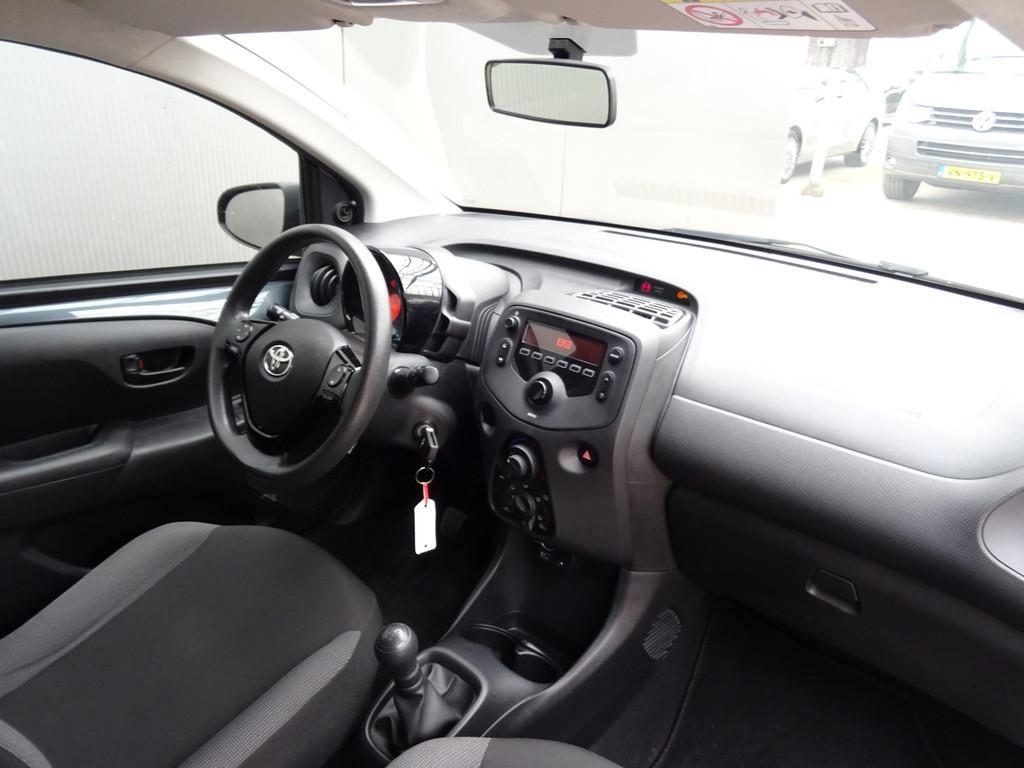 Toyota Aygo 1.0 VVT-i x-fun * EXTRA GETINT GLAS * VOLLE TANK, Voorwielaandrijving, Stof, Gebruikt, Euro 6