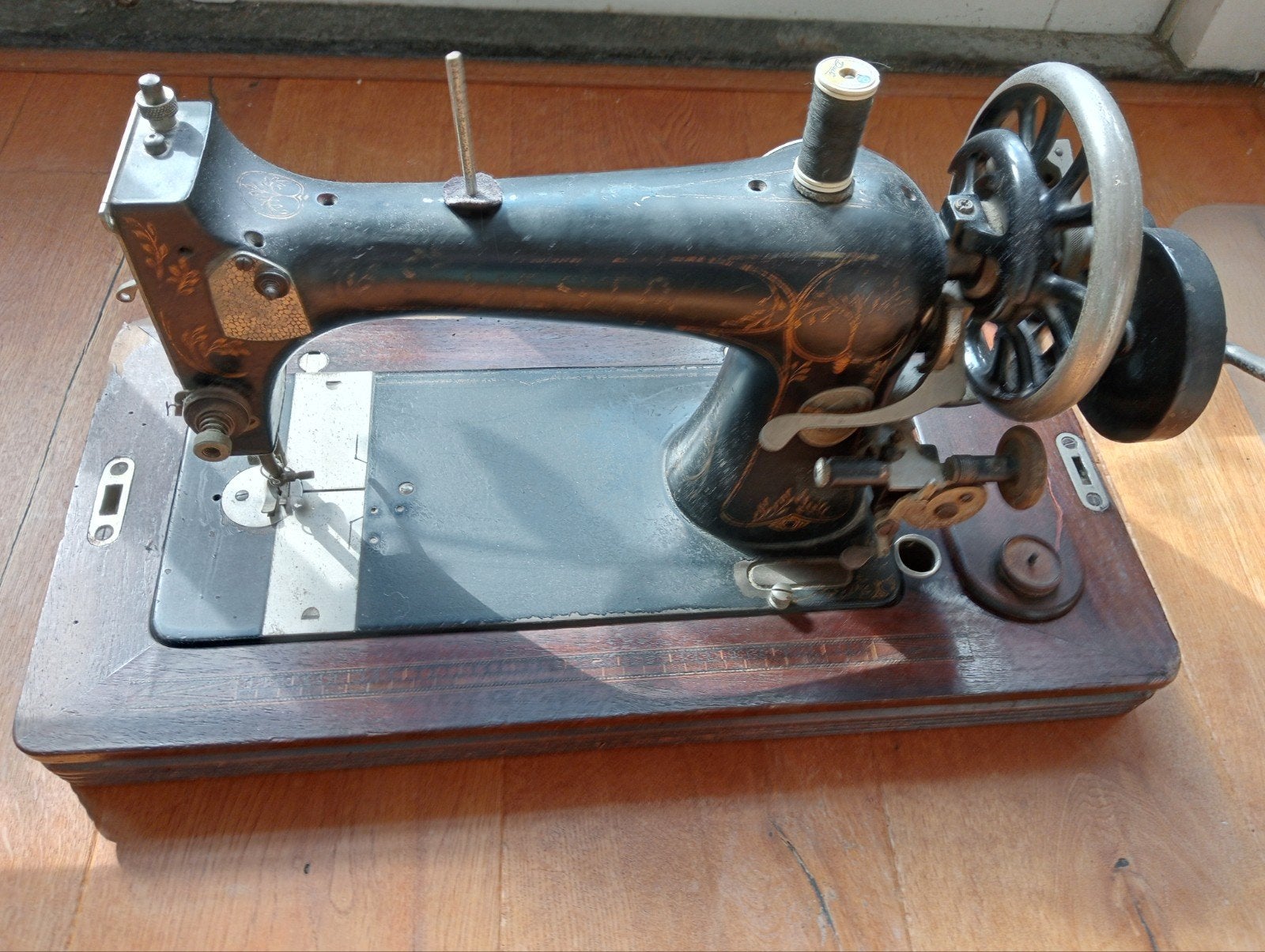 Oude Hand-Naaimachine, Ophalen