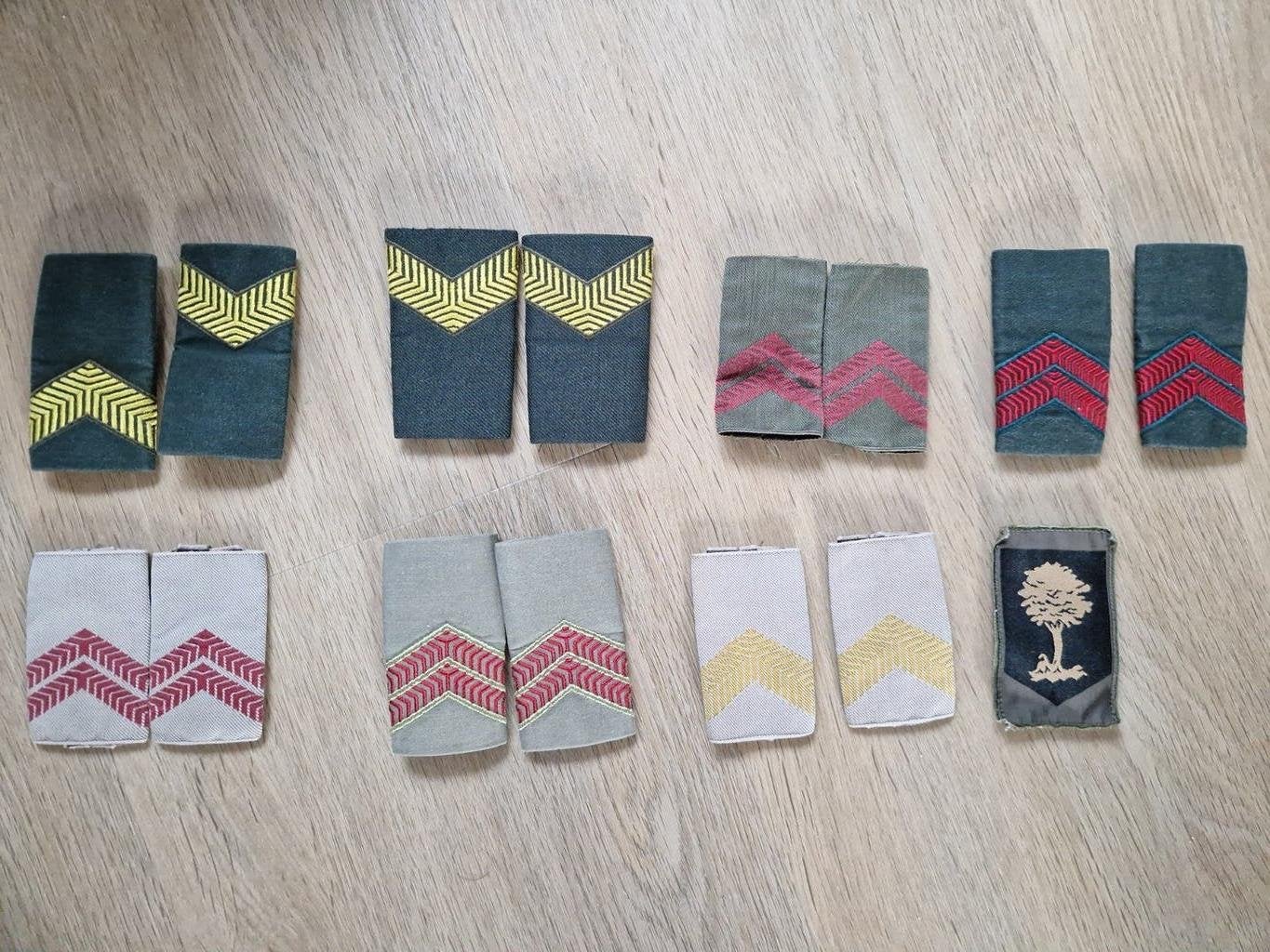 Set van diverse epauletten en een patch, Ophalen of Verzenden, Overige soorten, Overige gebieden, Embleem of Badge