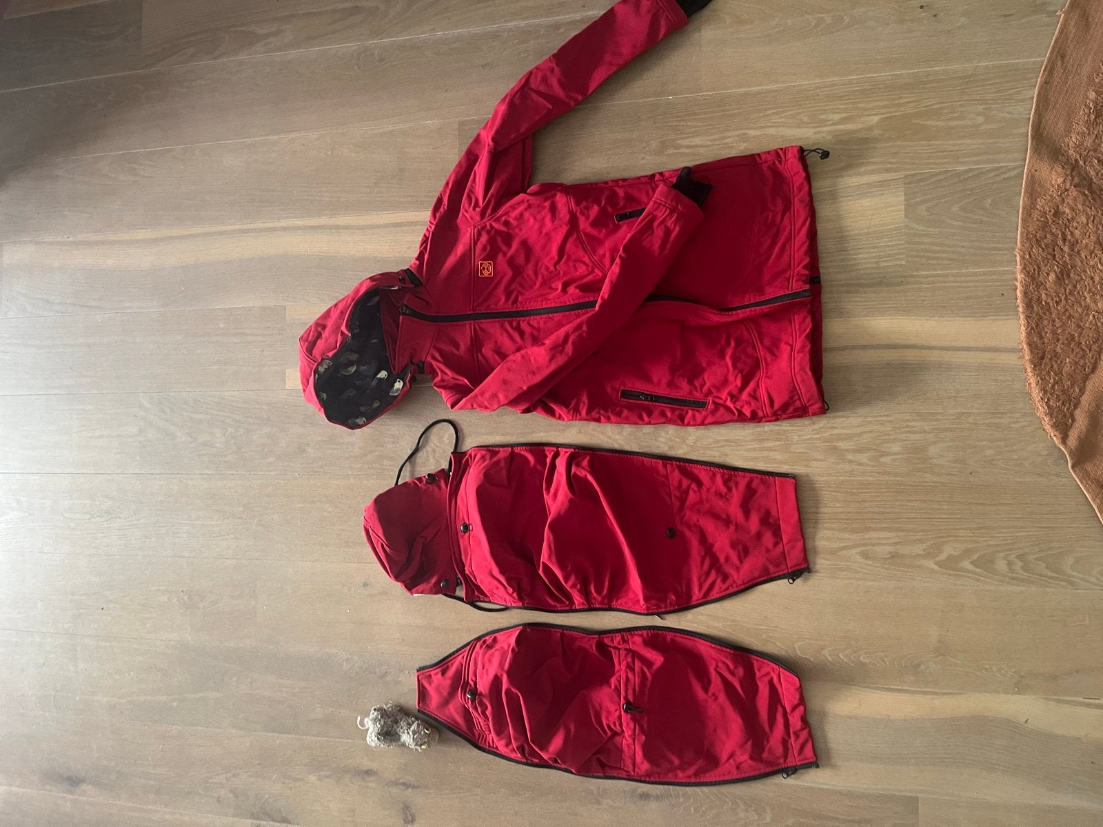 Rode wind- en waterdichte draagjas met fleece-voering, Ophalen, Gedragen, Rood