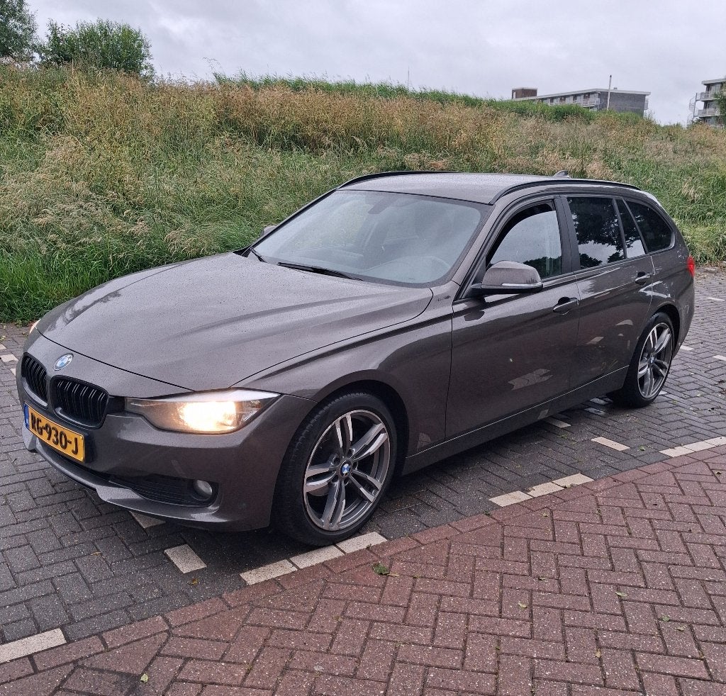 BMW 3-Serie 2.0 318D Touring 2013 Bruin, Auto's, BMW, 1995 cc, Zwart, 4 cilinders, Bruin