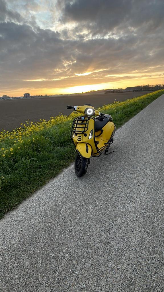 Vespa sprint geel, Ophalen, Overige modellen, Maximaal 45 km/u, Zo goed als nieuw