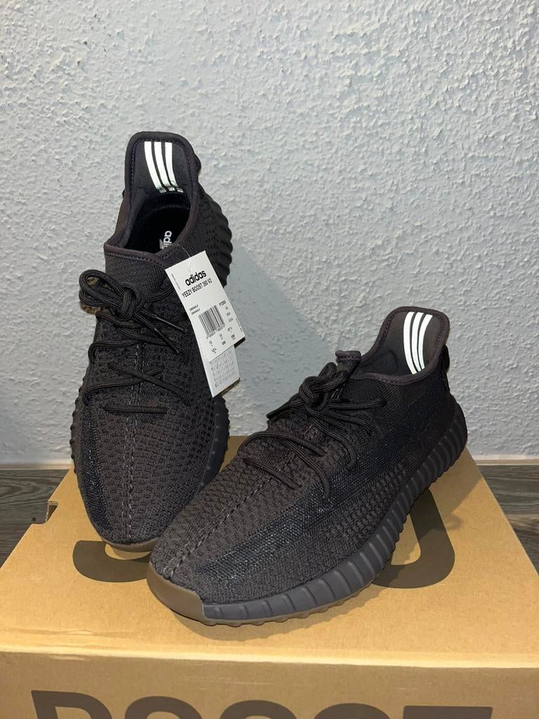 NIEUW - Yeezy 350 V2 ‘Cinder’ (Non-Reflective) - Maat 47 1/3, Verzenden, Zwart, Nieuw, Sneakers of Gympen