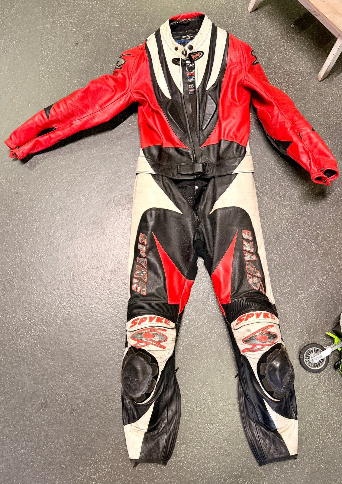 Motorpak 2 delig Spyke maat 52, Motoren, Kleding | Motorkleding, Ophalen, Tweedehands, Combipak
