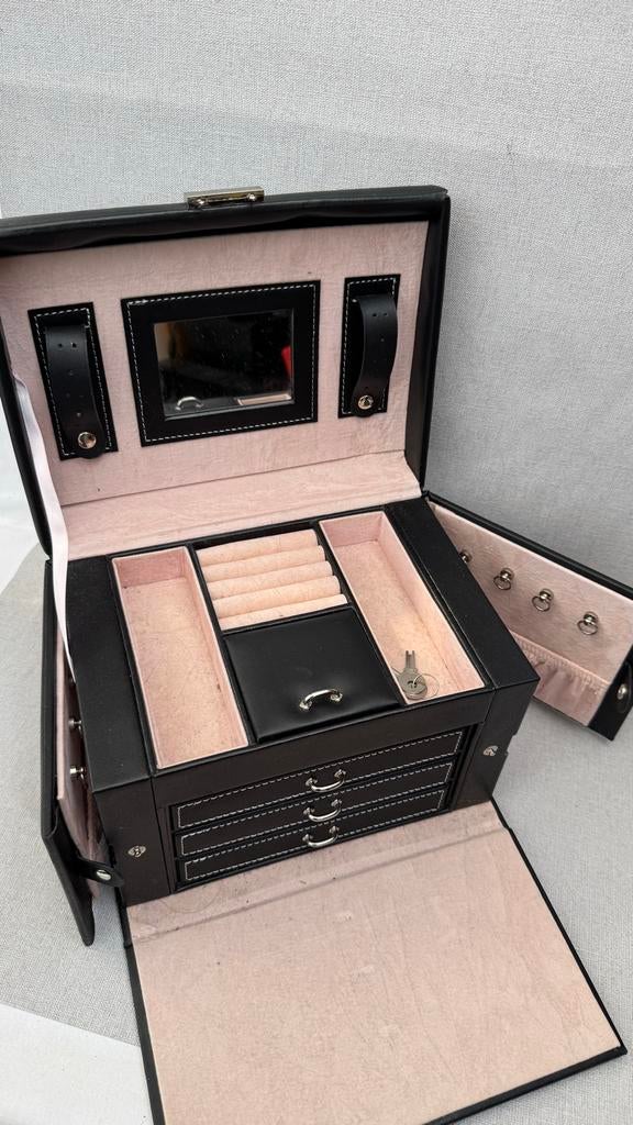 Zwarte sieradendoos met slot en spiegel, Gebruikt, Zwart, Ophalen of Verzenden, Met slot