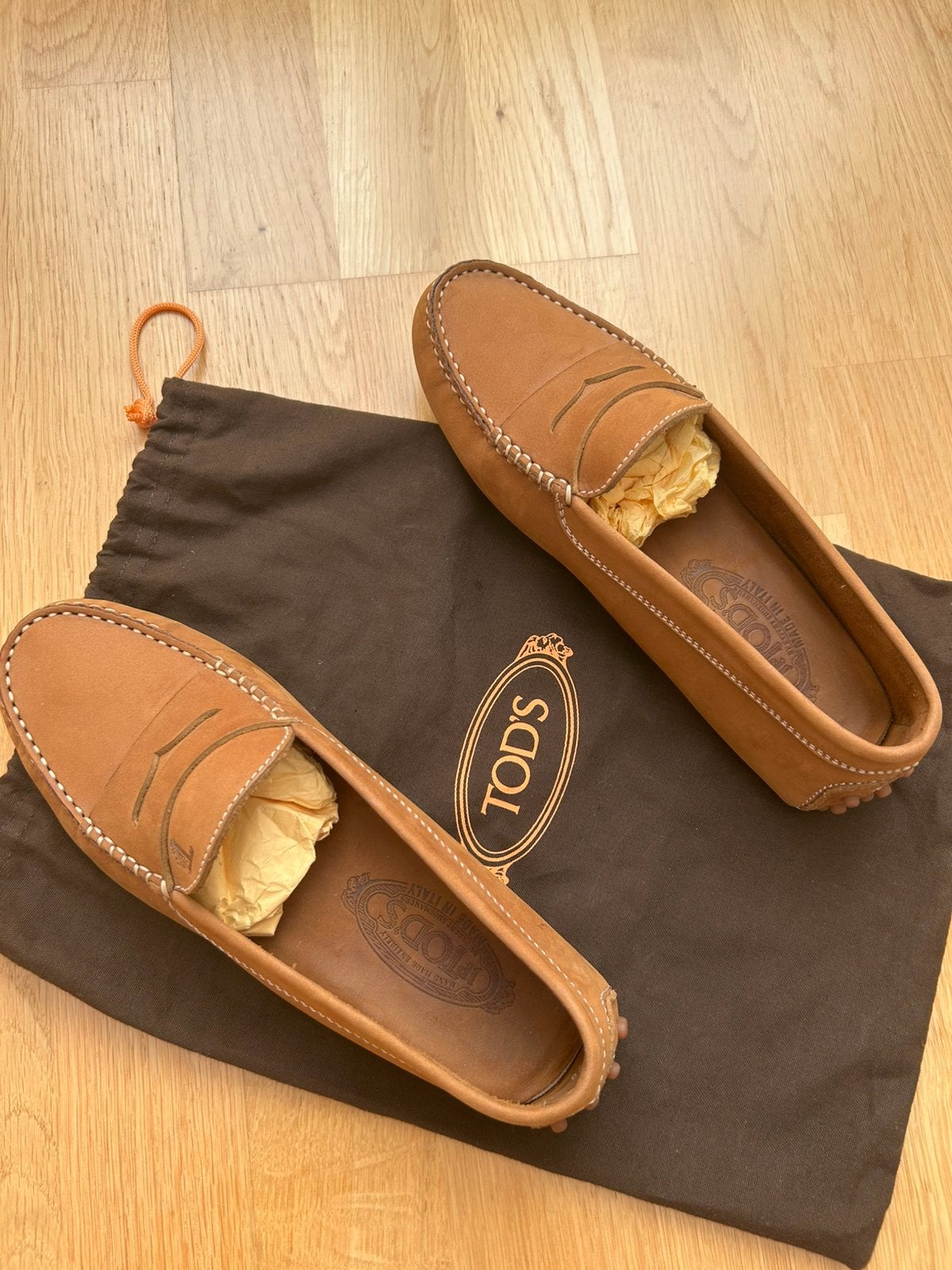 Tod's Gommino Loafers - Bruin Suède - Maat 38, Kleding | Dames, Schoenen, Ophalen of Verzenden, Zo goed als nieuw, Bruin, Instappers