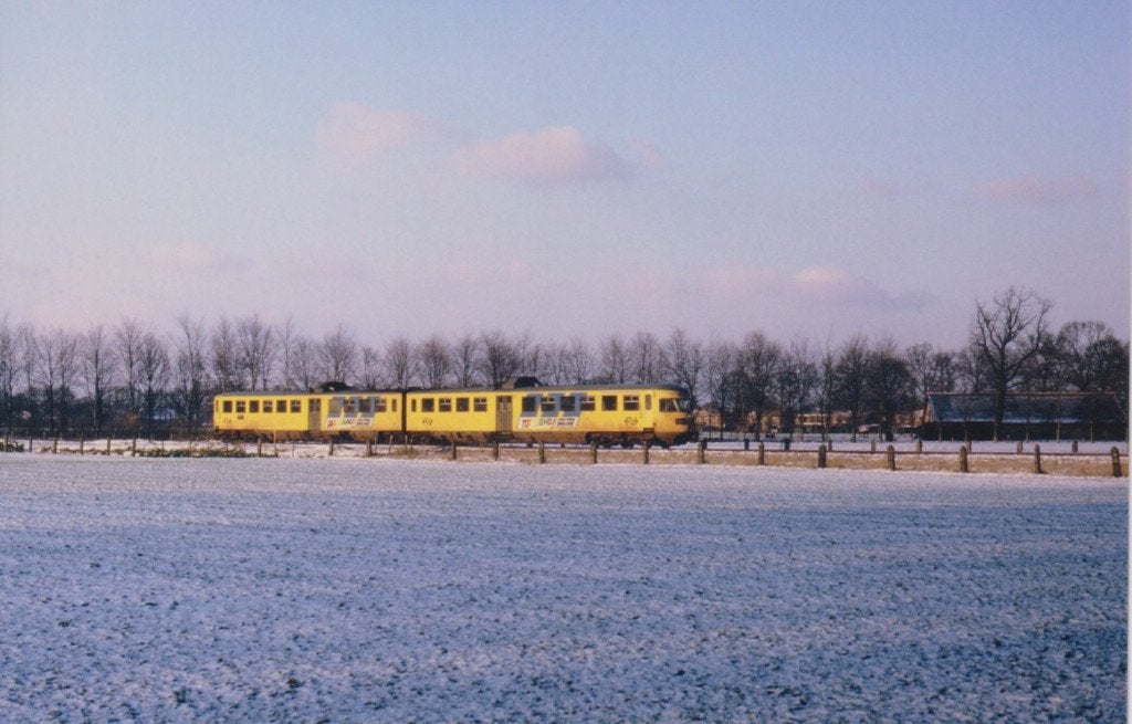 1 foto van NS DE-2 treinstel in Ruurlo in de sneeuw (1987), Verzamelen, Spoorwegen en Tramwegen, Verzenden, Zo goed als nieuw