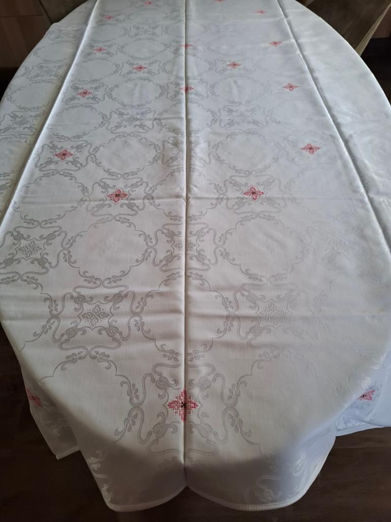 Elegant wit tafelkleed met roze borduursels, Huis en Inrichting, Tafelkleden, Ophalen of Verzenden, Zo goed als nieuw, Rechthoek