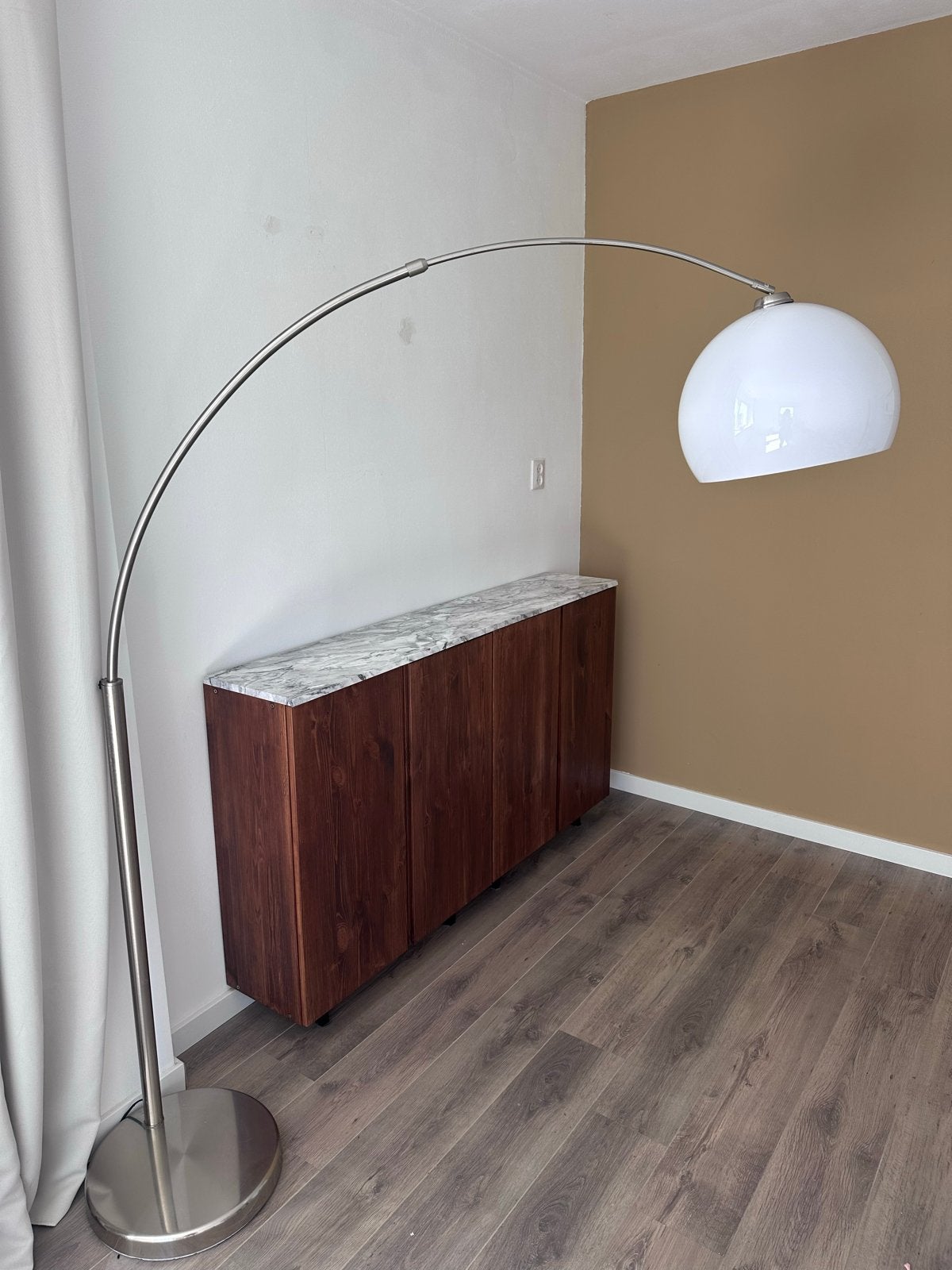 Booglamp met witte kap - Modern en stijlvol, Ophalen, Gebruikt, E27 (groot), Metaal