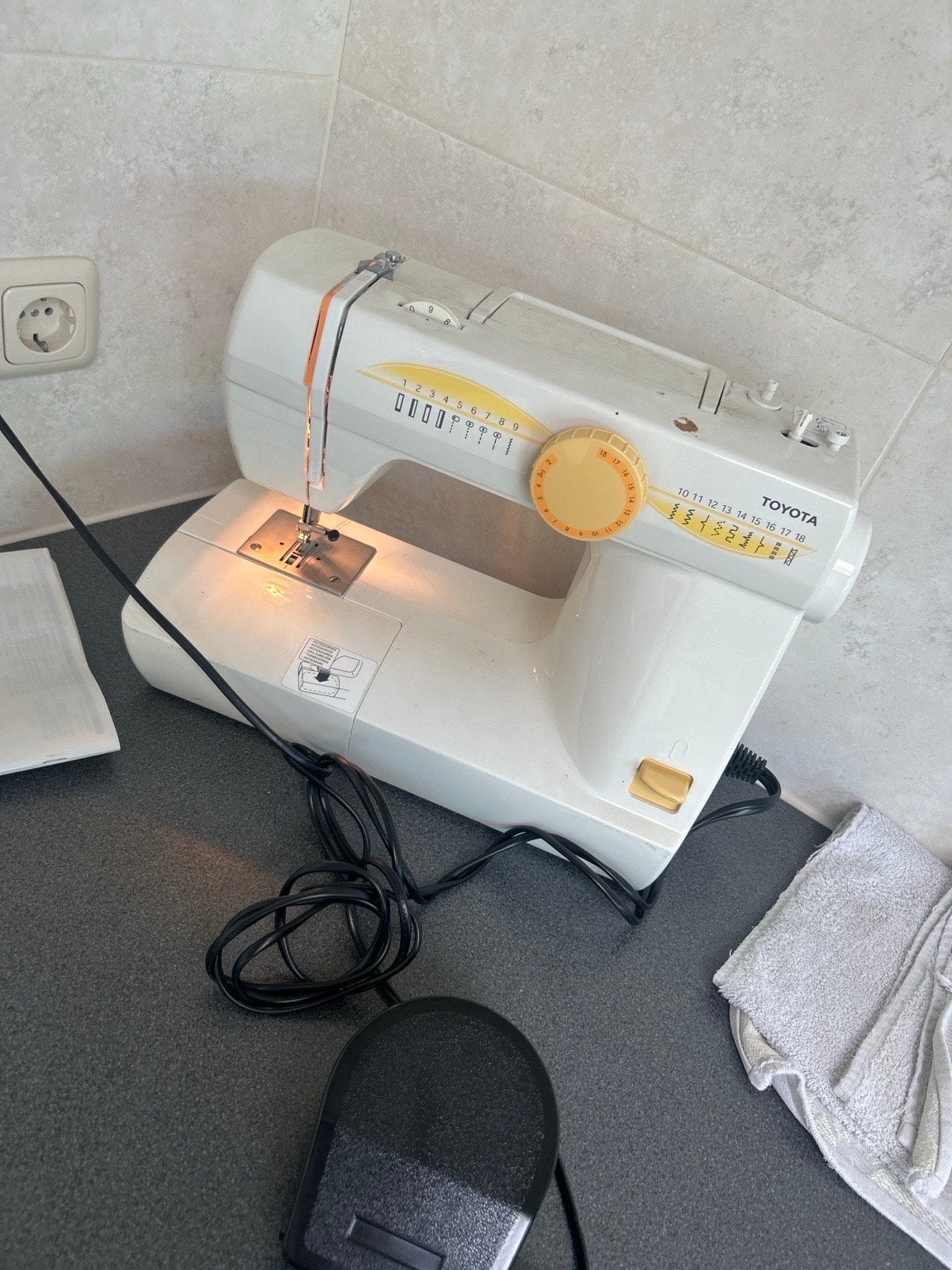 Krachtige toyota rs2000 series naaimachine, Hobby en Vrije tijd, Naaimachines en Toebehoren, Ophalen, Zo goed als nieuw, Naaimachine