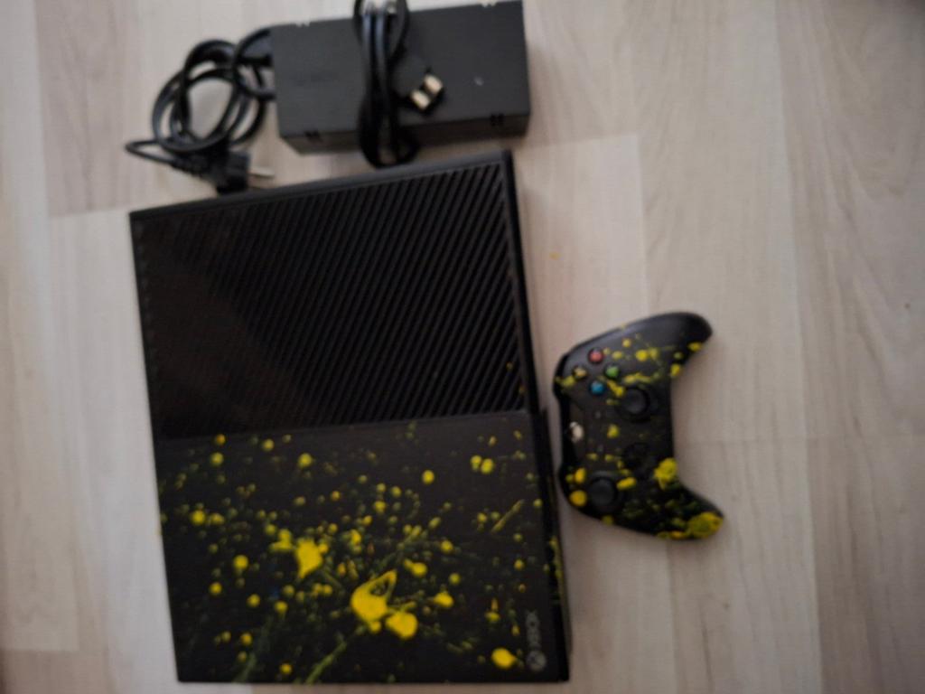Xbox One met unieke gele spetters en controller, Ophalen, Xbox One, Nieuw, 1 TB