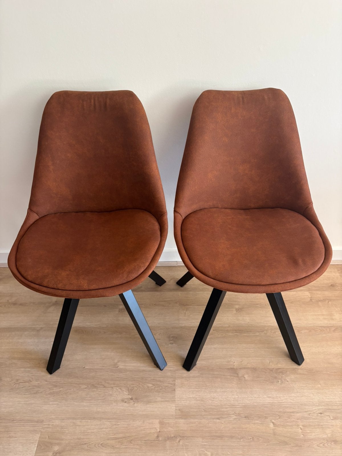 2 Prachtige rood bruine Senja stoelen, Huis en Inrichting, Stoelen, Zo goed als nieuw, Twee, Hout, Stof, Rood, Ophalen