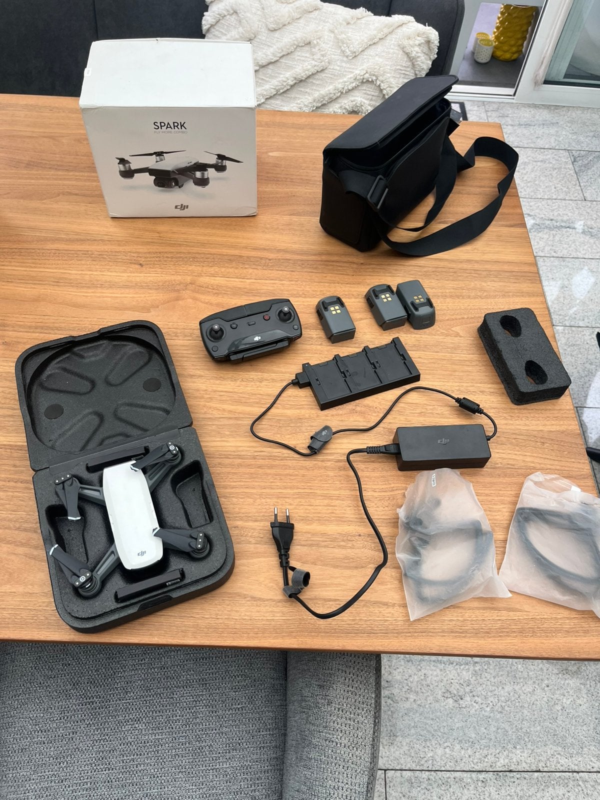 DJI Spark in nieuwstaat rood kampje brandt op acculader!!, Ophalen, Zo goed als nieuw