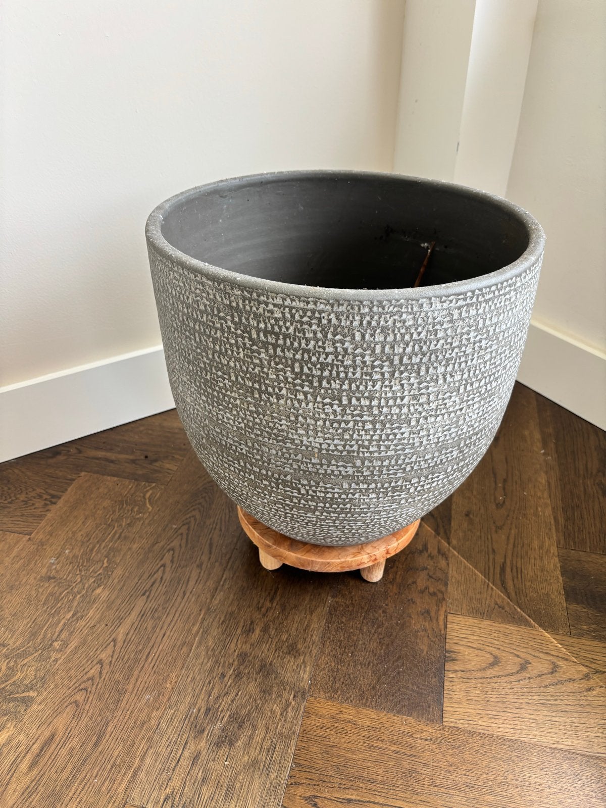 Grote ronde bloempot van aardewerk, grijs met patroon, Ophalen, Gebruikt, 40 cm of meer, Rond