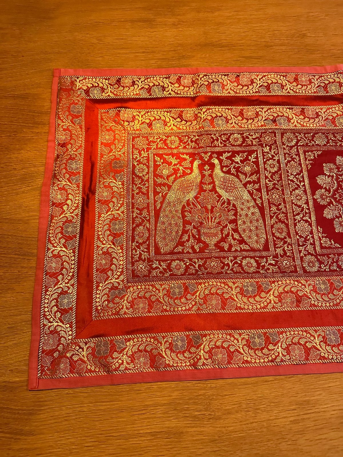 Tafelkleed uit India, rood met gouden pauwenprint, Overige materialen, Gebruikt, Ophalen of Verzenden, Rood