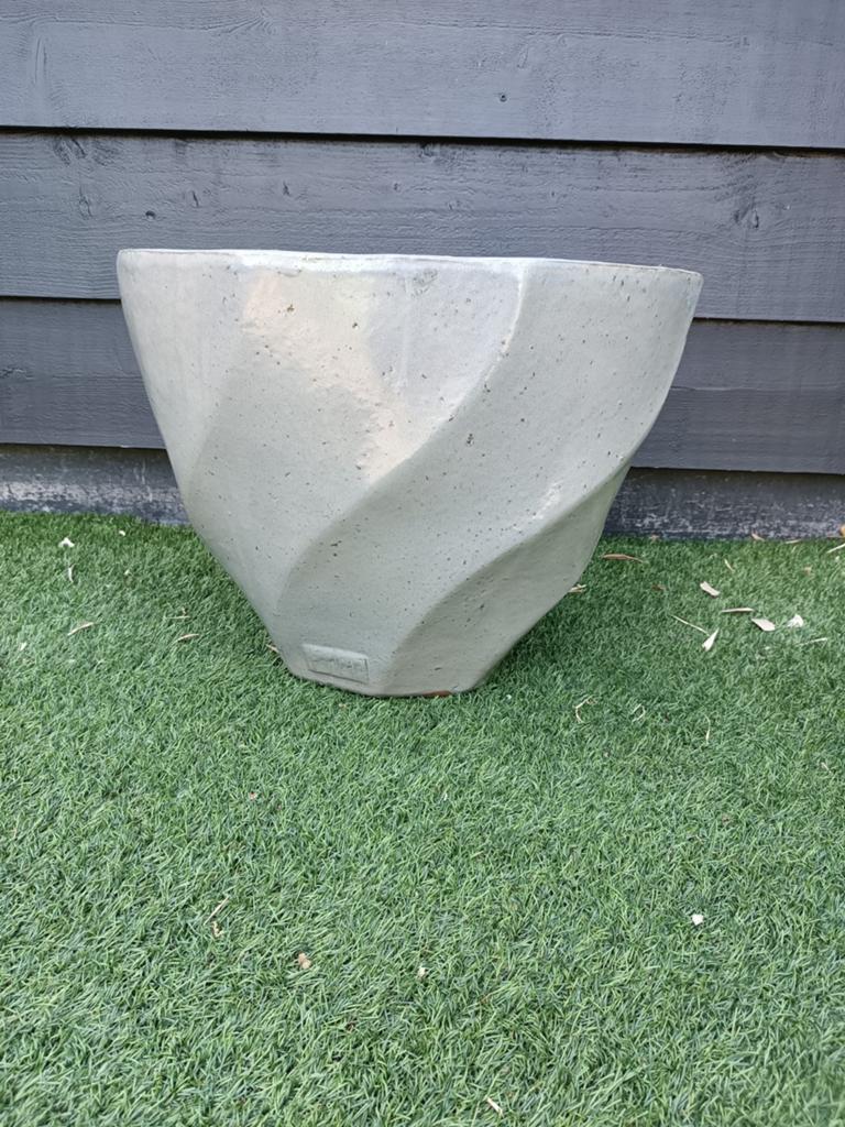 Grote bloempot met uniek spiraal design, Ophalen, Steen, Gebruikt, Minder dan 60 cm