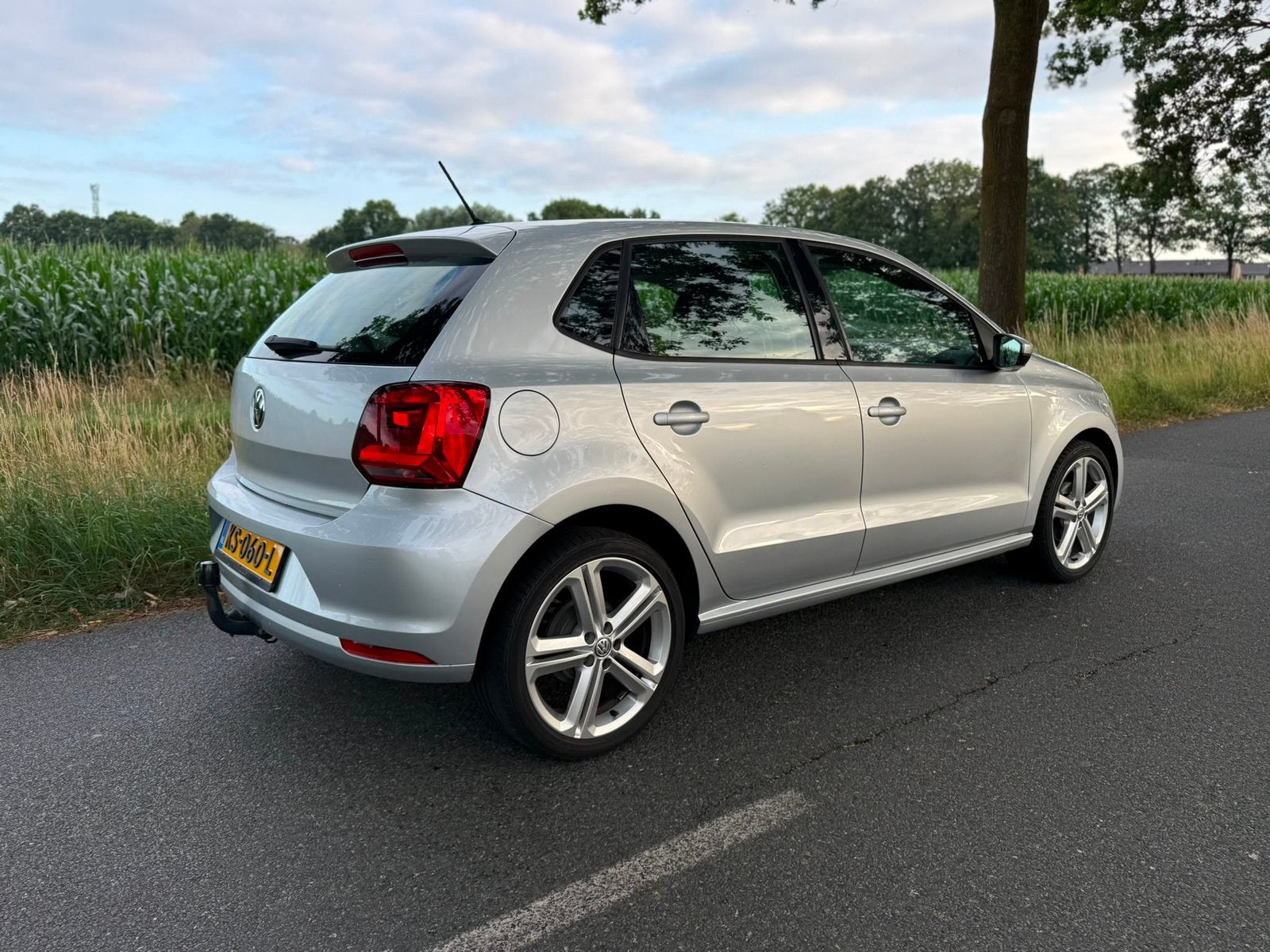 Volkswagen Polo 1.0 -2016 Grijs - R-line velgen - Verse APK, 40 €/maand, Handgeschakeld, Particulier, 955 kg