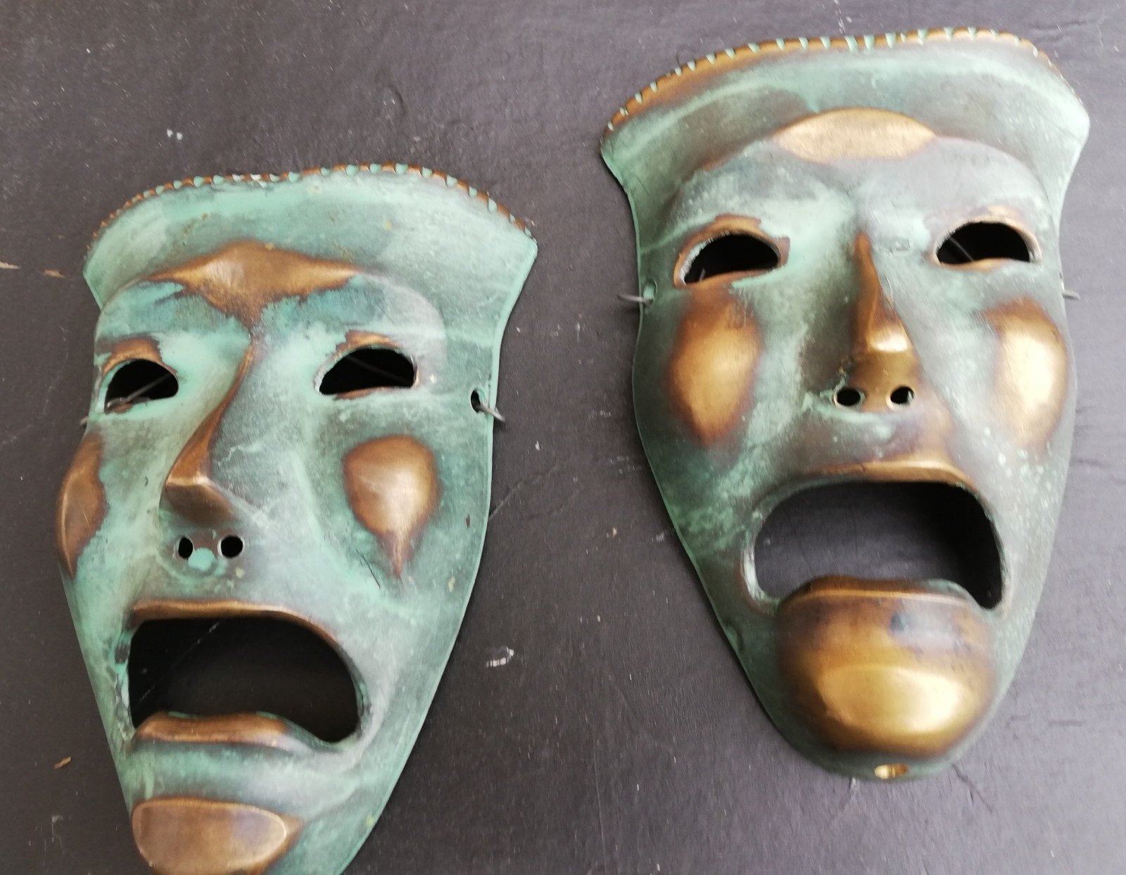 Scary mask. 2 st. Brons. Gepatineerd. 12.5/17 cm., Ophalen