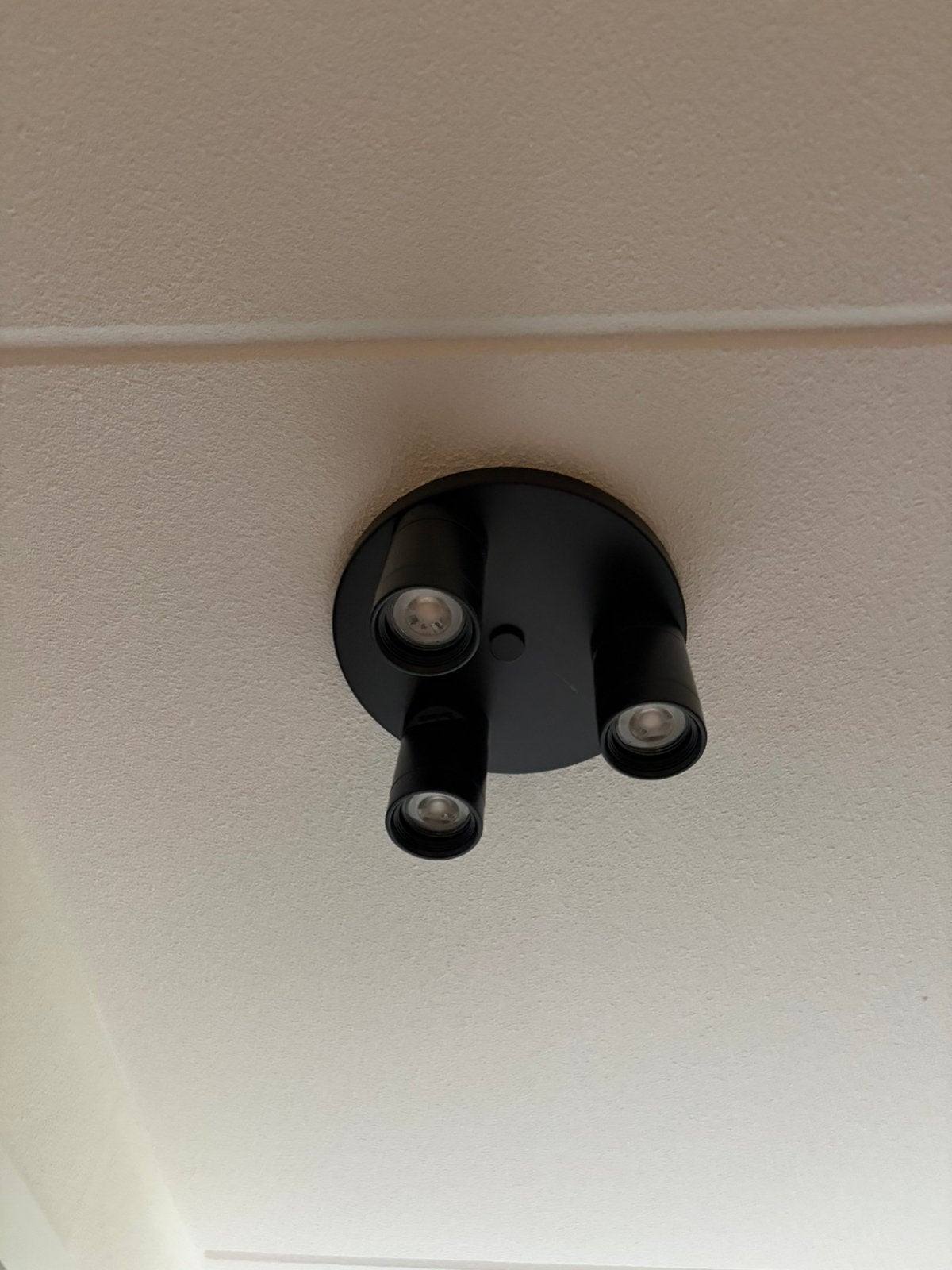 NYMÅNE ikea zwart plafond lamp met 3 spots, Ophalen, Zo goed als nieuw