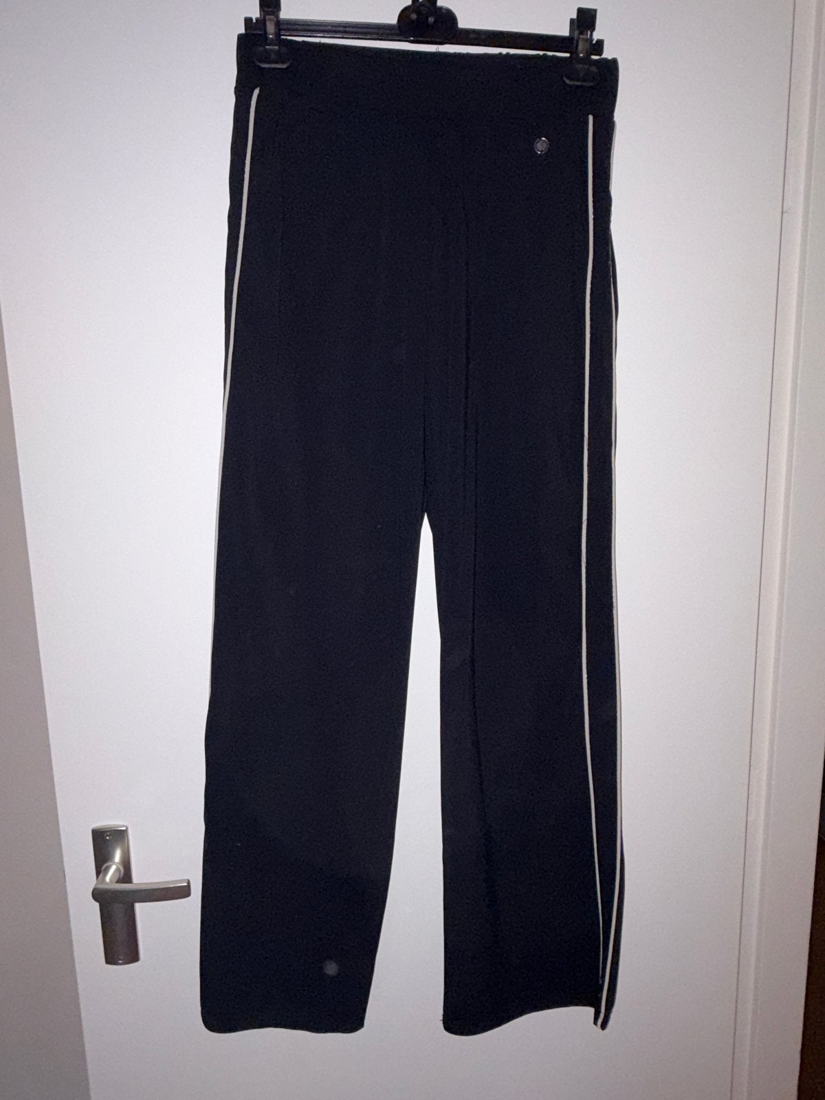 Triple Nine zwarte broek met witte streep - Maat L, Kleding | Dames, Zwart, Maat 42/44 (L), Ophalen of Verzenden, Lang
