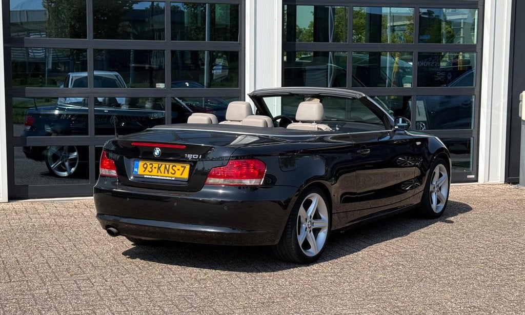 BMW 1-serie Cabrio 120i High Executive, Auto's, Achterwielaandrijving, Beige, 4 cilinders, Cabriolet