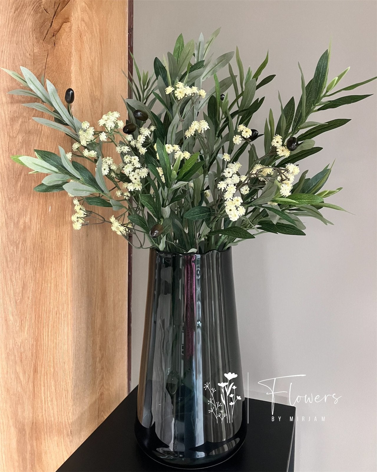 Zijden silk boeket met olijftakken en wit gipskruid NIEUW!, Binnen, Info@flowersbymirjam.nl, Transformatorstraat 6a, Wit