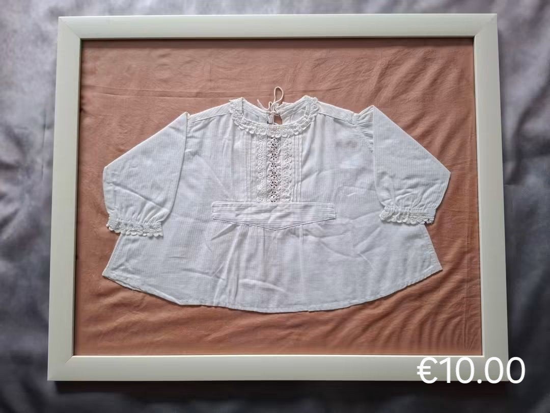 Vintage Blouse in Lijst - Decoratief Kunstwerk, Antiek en Kunst, Ophalen of Verzenden, Dames, Onbekend