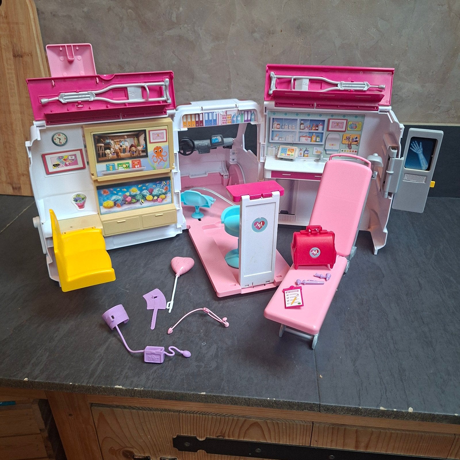 Barbie Ambulance met complete set accessoires, Ophalen of Verzenden, Gebruikt, Meisje