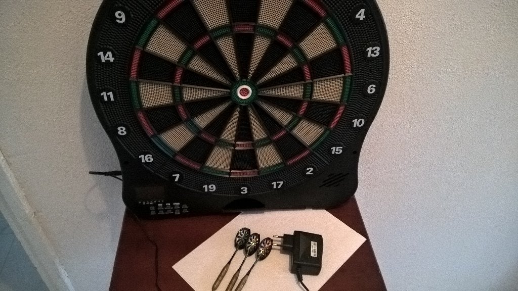 TE koop aangeboden mooi darts bord pijlen. doe gepast bod., Sport en Fitness, Ophalen of Verzenden, Gebruikt, Dartbord met pijlen