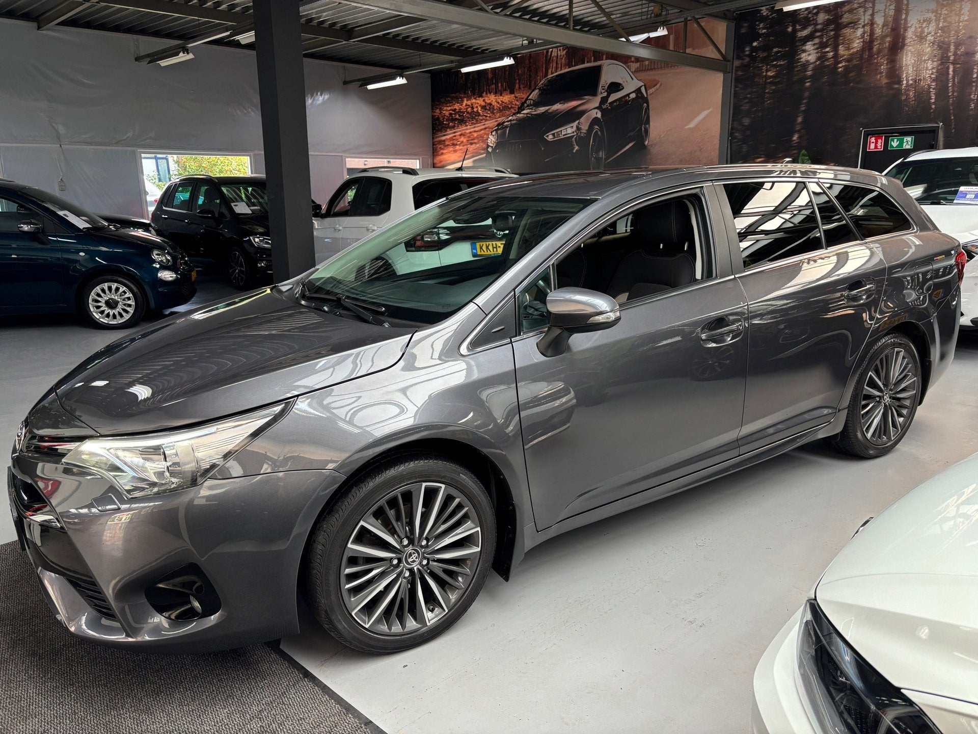 Toyota Avensis Touring Sports 1.8 VVT-i Edition / Camera, Auto's, Stof, 4 cilinders, Met garantie (alle), 1600 kg