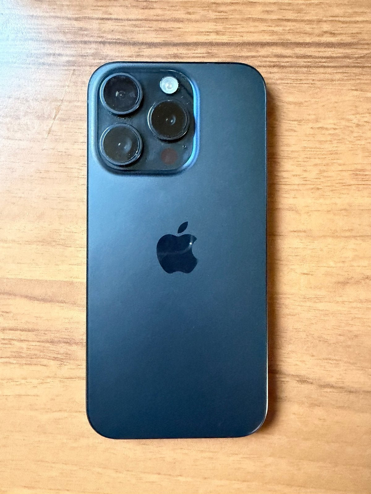 Iphone 15 Pro blue titanium