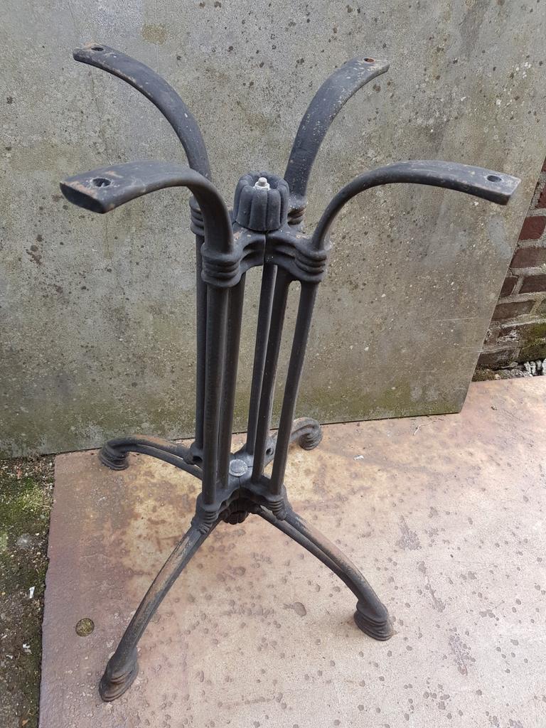 Gietijzeren 4 poot voor tuintafel., Ophalen