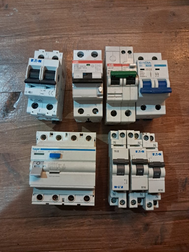 Diverse automaten en aardlek ABB , Eaton , Gacia , Hager, Ophalen of Verzenden, Zo goed als nieuw, Eaton, Overige typen