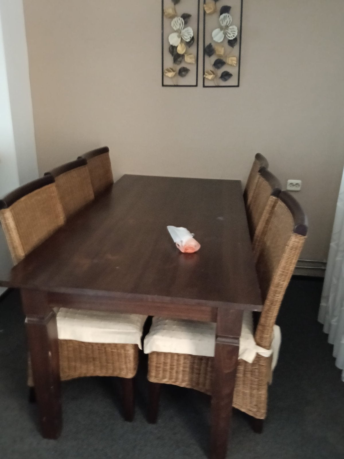Houten eettafel met 6 rieten stoelen en 4 laden, Huis en Inrichting, Tafels | Eettafels, Ophalen, Gebruikt, 50 tot 100 cm, Vijf personen of meer