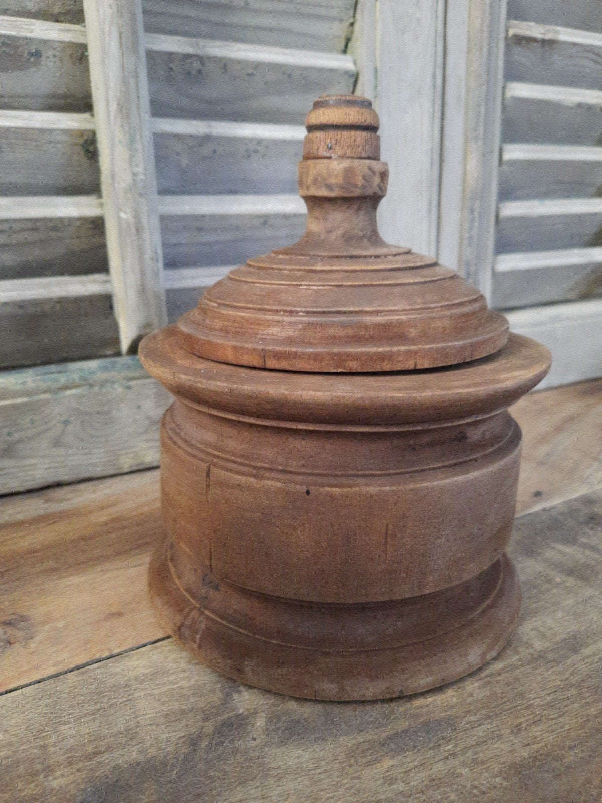 oude houten tabakspot houten pot met deksel stoer sober, Ophalen