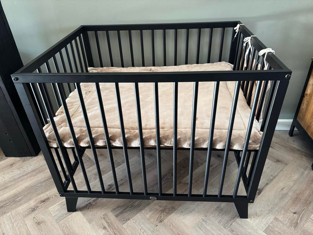 Mooie zwarte box met matras en hoezen, Kinderen en Baby's, Boxen, Ophalen, Zo goed als nieuw, Vierkant, Boxkleed