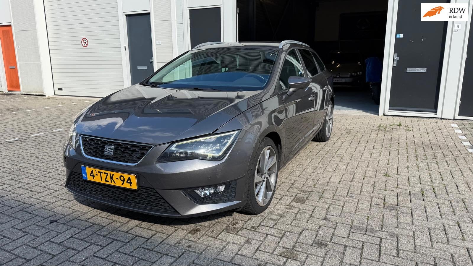 Seat Leon ST 1.6 TDI Style FR DSG 2014 Navi - Acc - Clima -, Auto's, Seat, Euro 5, Stof, Zwart, 4 cilinders
