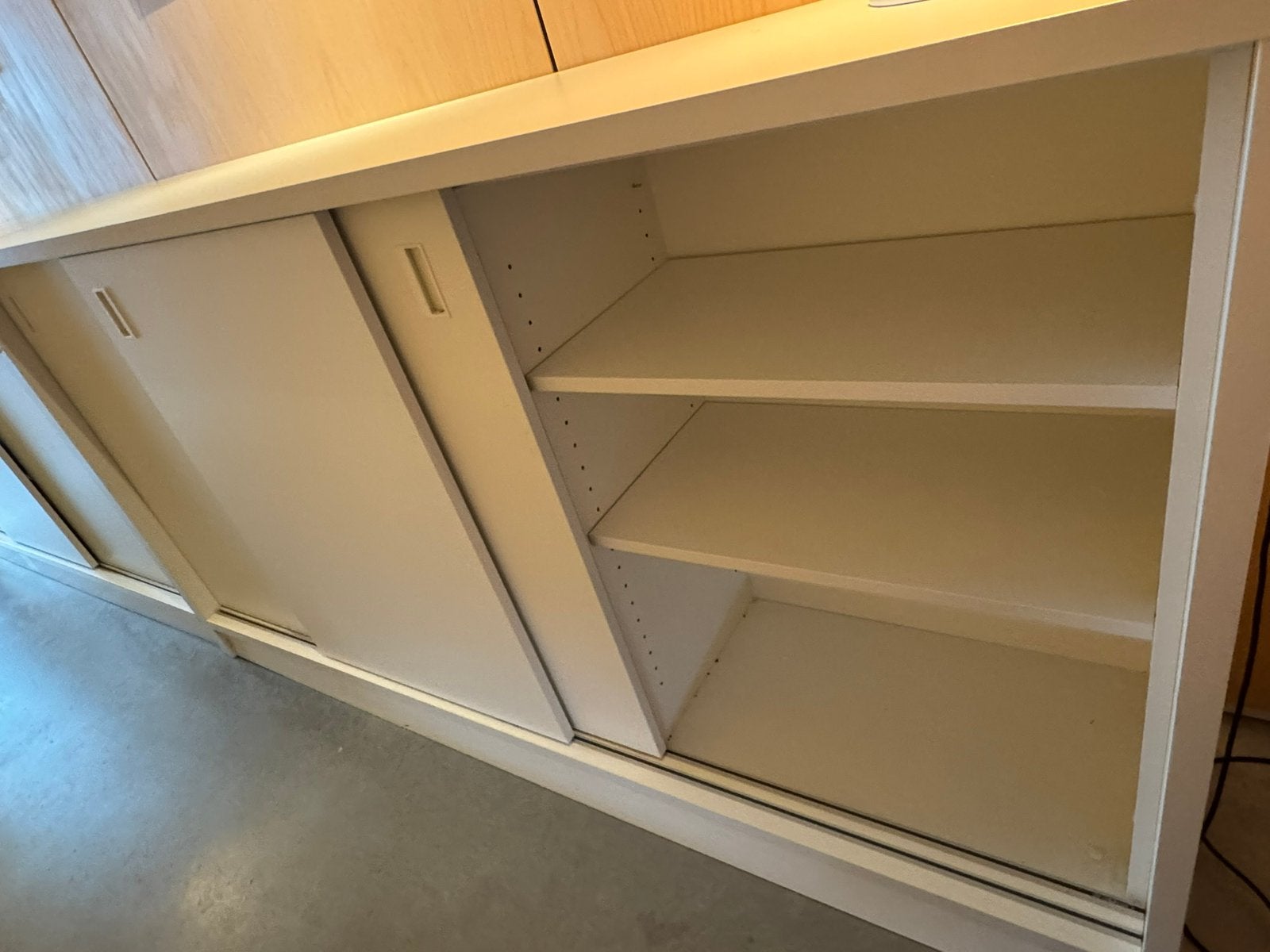 Te koop: twee losse, witte kasten van spaanplaat., Huis en Inrichting, Ophalen, 100 tot 150 cm, 150 tot 200 cm, Meerdere deuren