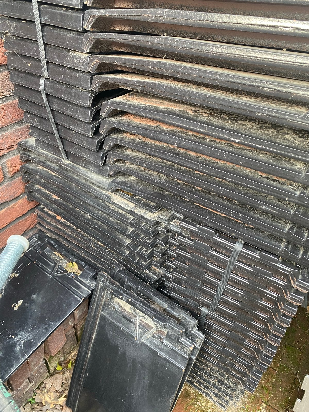 Koramic Datura Matzwart Verglaasd Dakpannen (744), Doe-het-zelf en Verbouw, Dakpannen en Dakbedekking, Ophalen, Steen of Klei