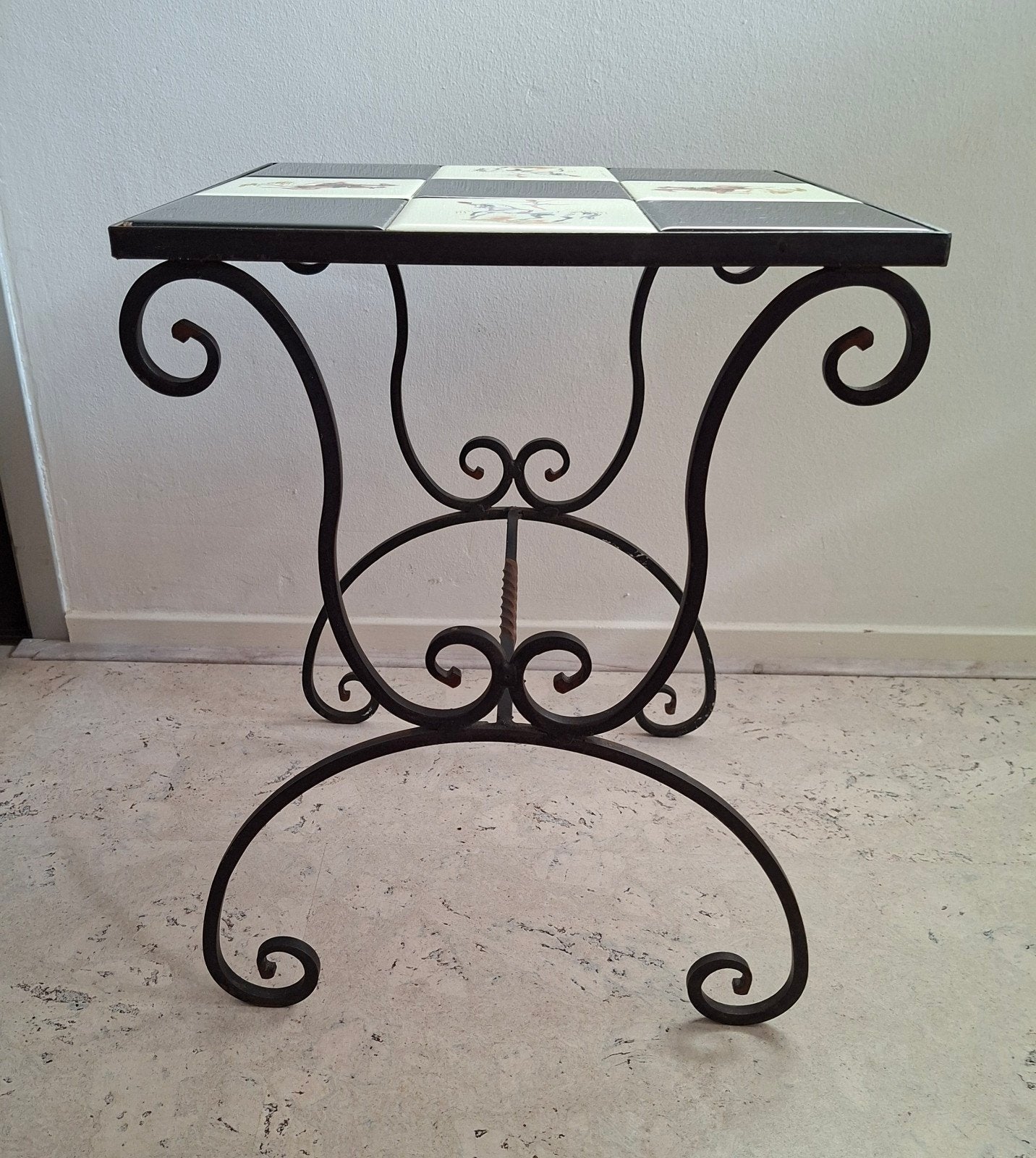 Oude bijzettafel metaal en tegelblad met paarden, Ophalen, Minder dan 45 cm, Minder dan 55 cm, Metaal of Aluminium